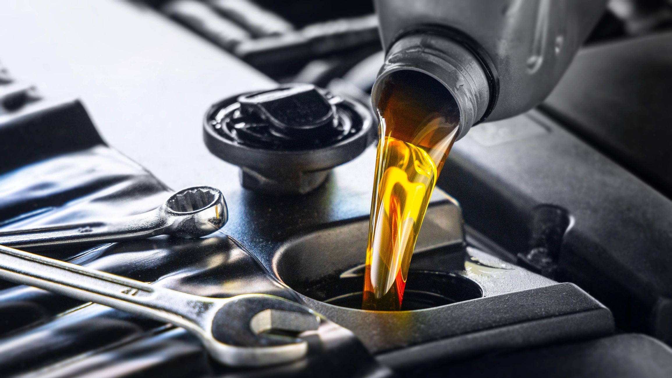 Aceite de motor vertiéndose en el motor durante un cambio de aceite
