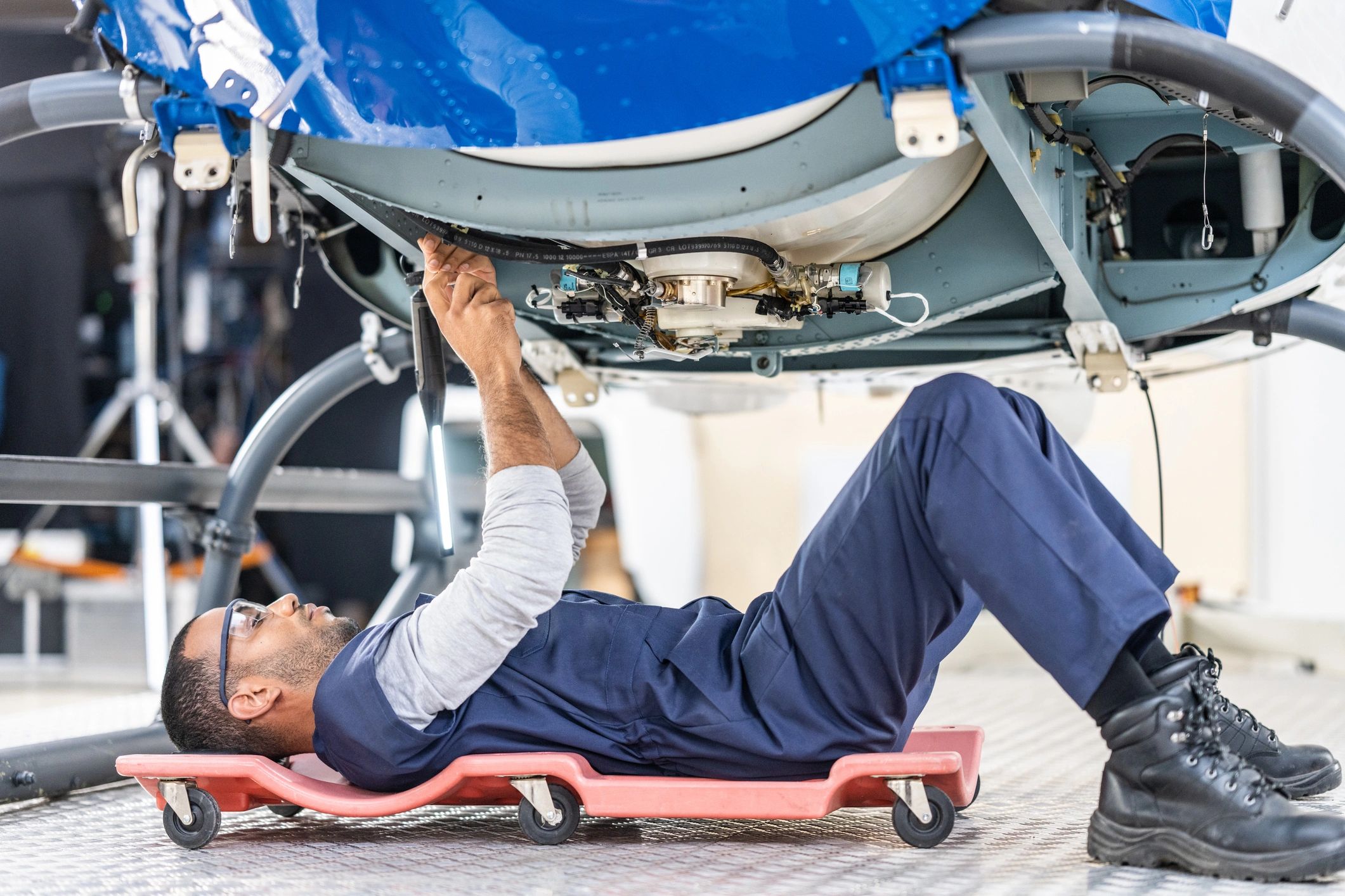 Técnico realizando una inspección mecánica en un vehículo