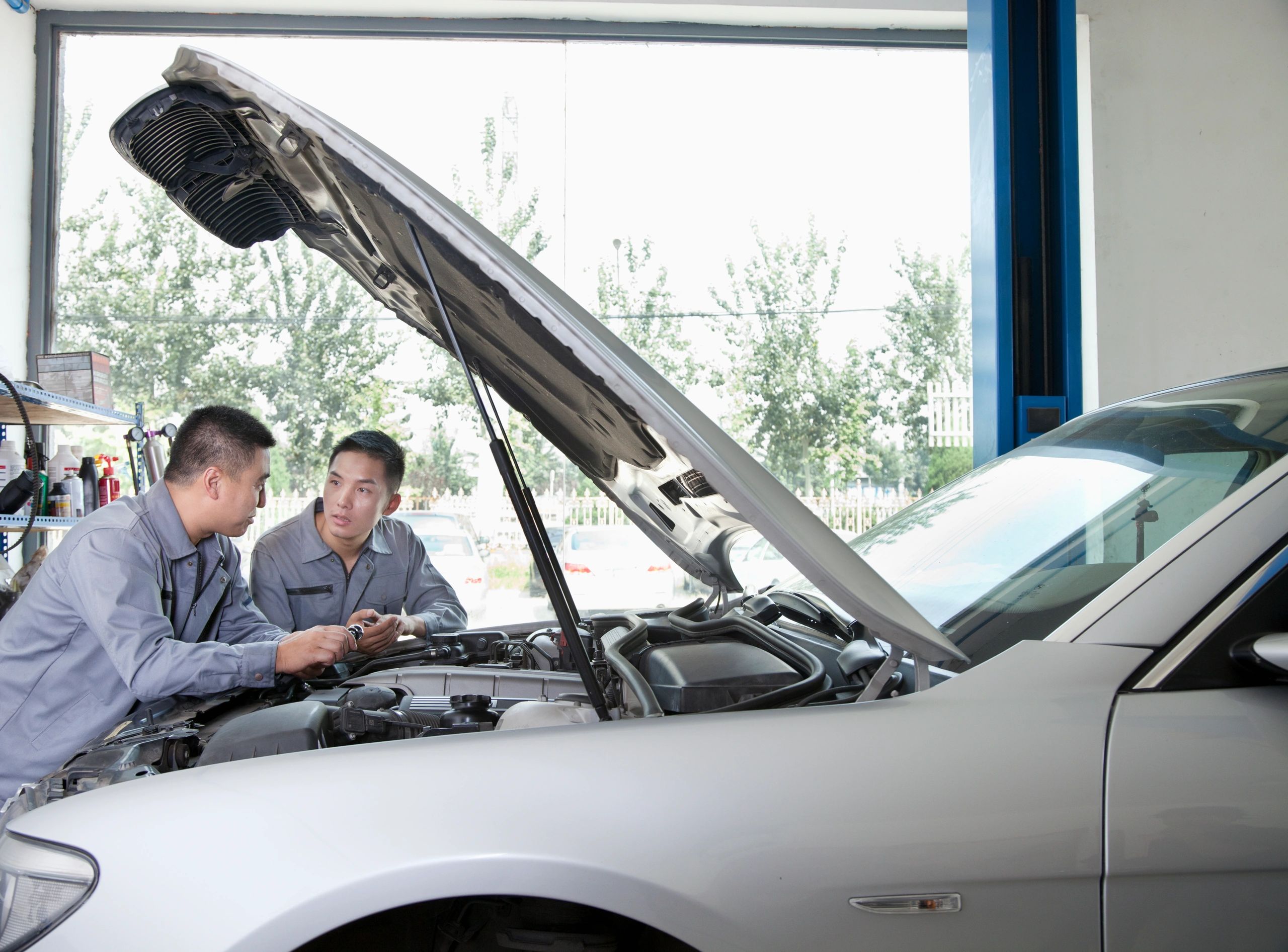 Equipo de mecánicos trabajando en un motor