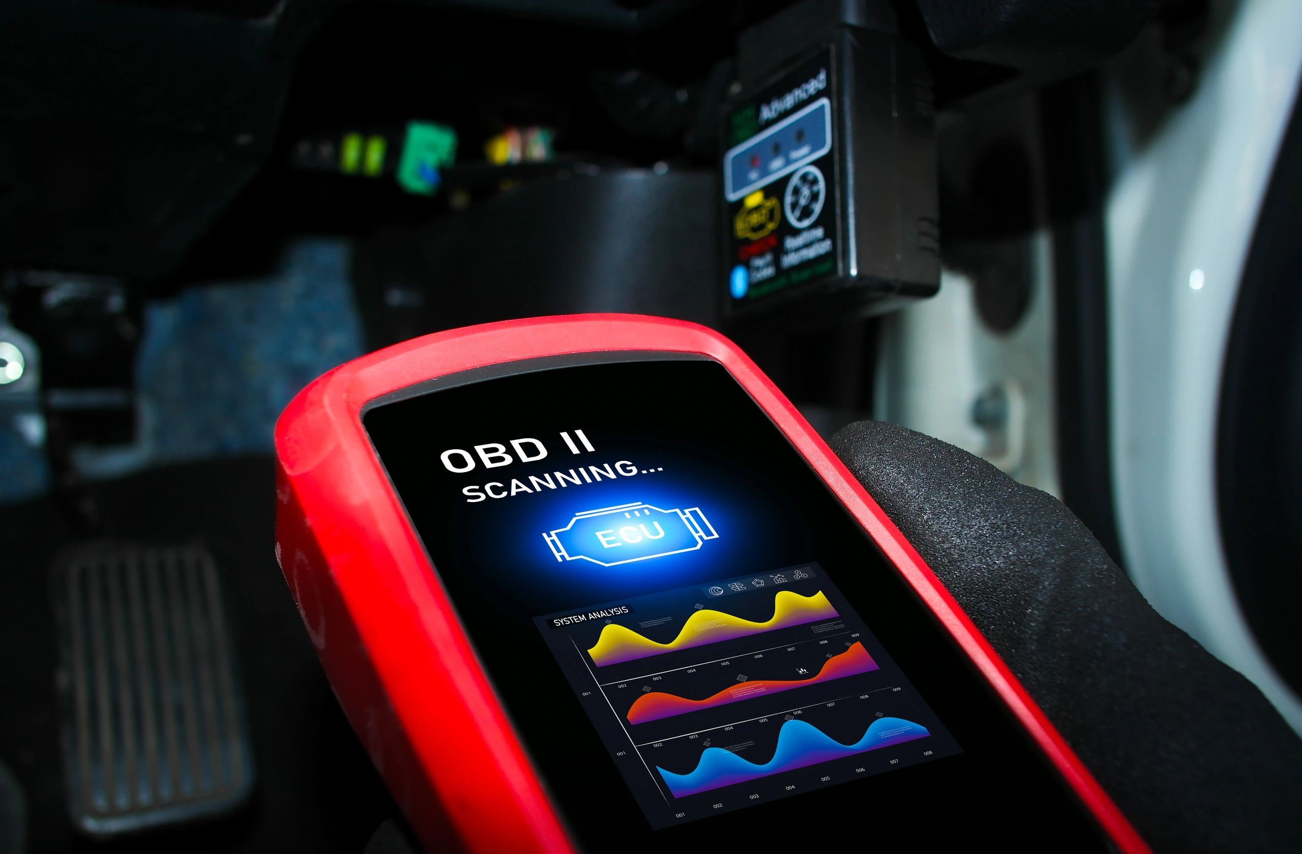 Mecánico realizando diagnóstico con escáner OBD2
