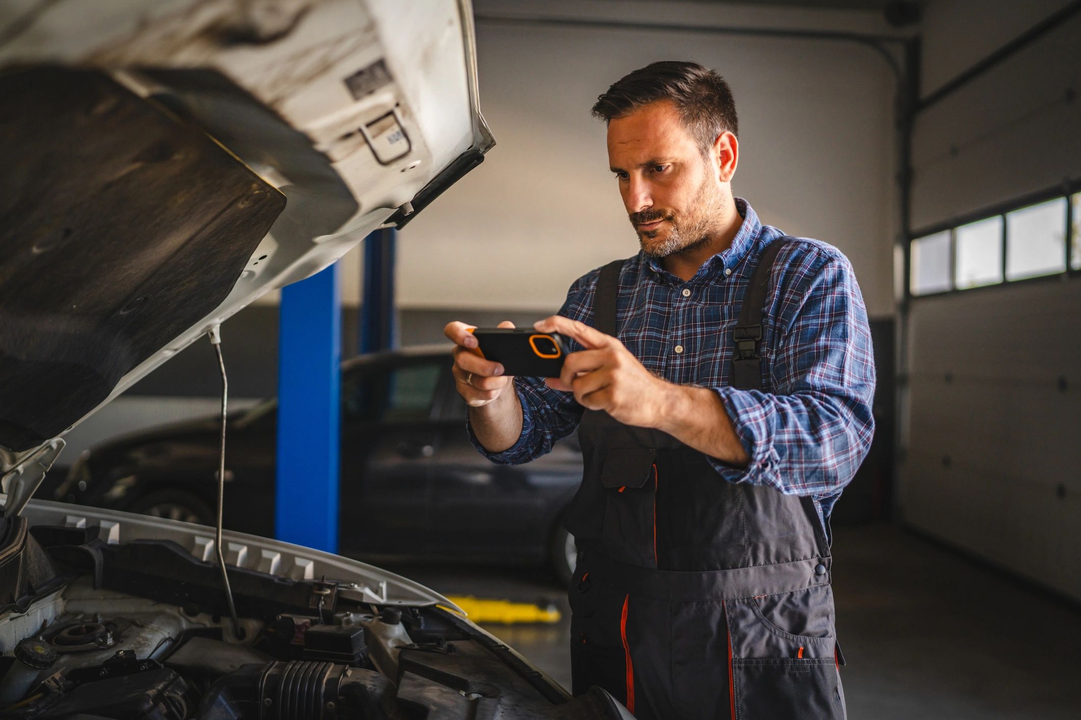 Mecánico inspeccionando el motor durante un diagnóstico