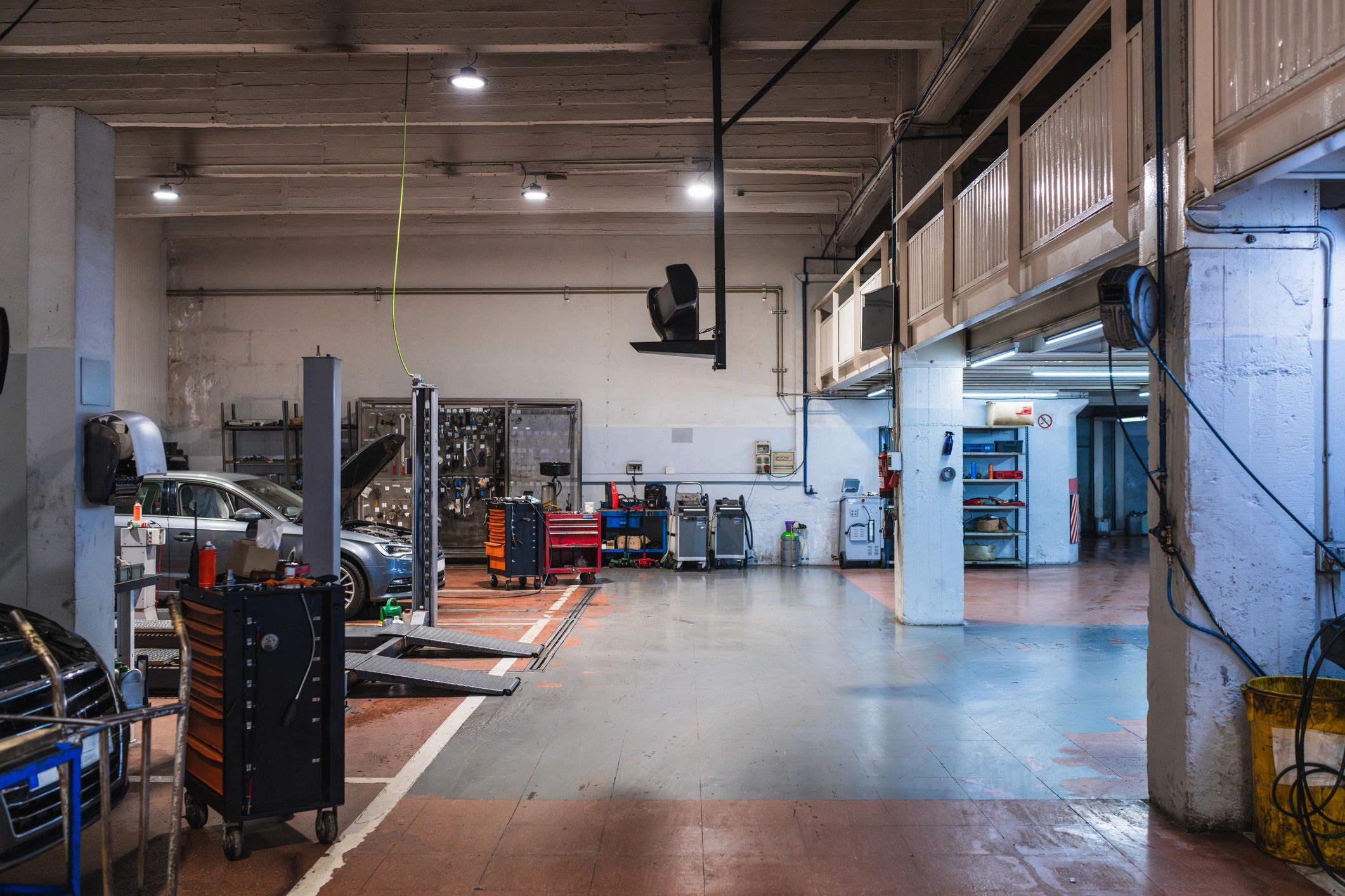 Taller mecánico moderno con elevadores y herramientas
